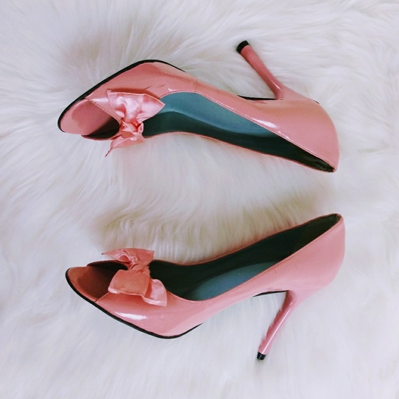 BCBG BLUSH BOW PEEPTOE PATENT LEATHER HEELS - Picture 3 of 8